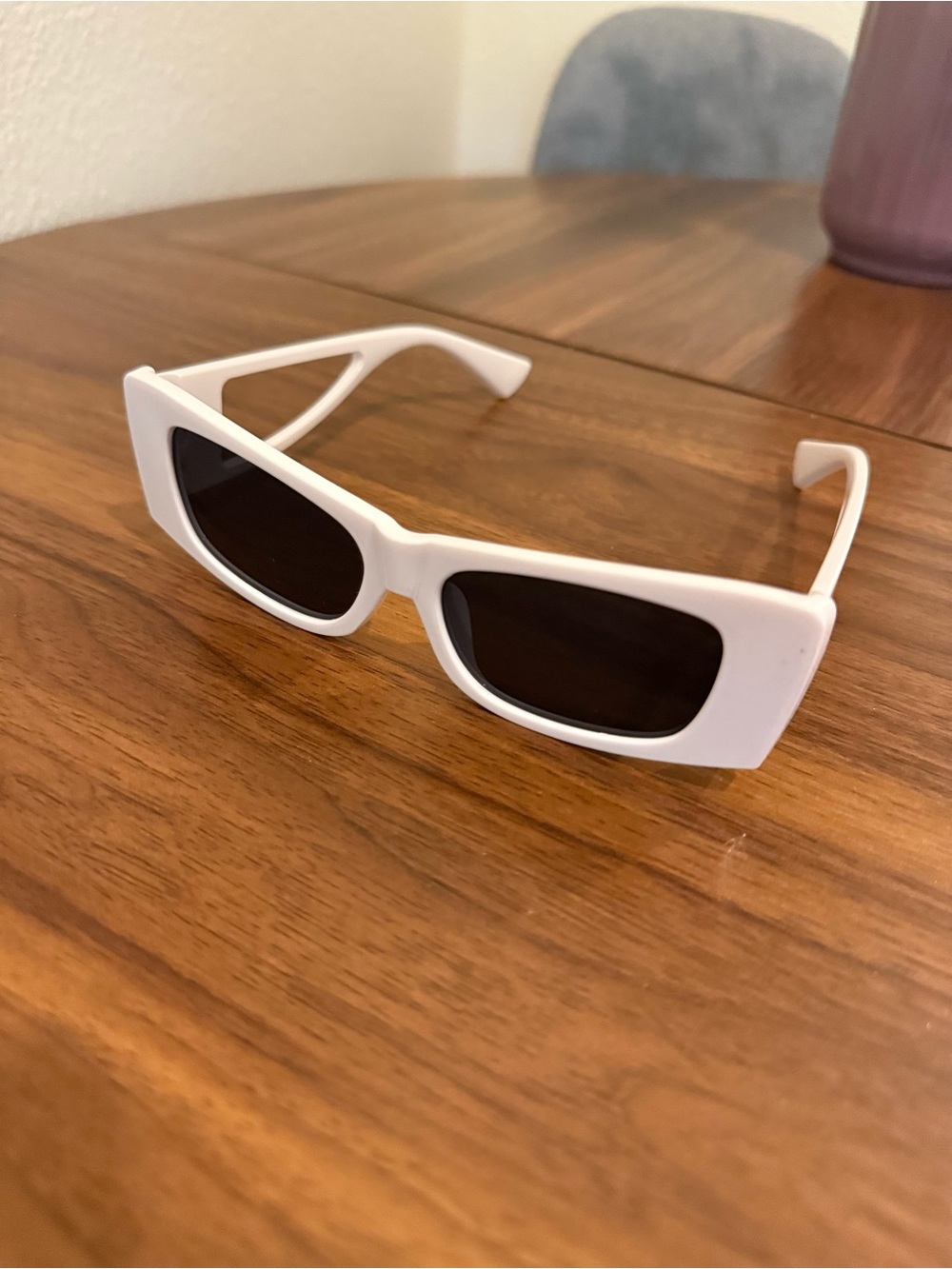 White Rectangular Fashion Sunglasses - Sleek Women's Shades - Picture 8 of 8